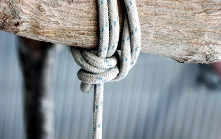 Εβδομηντάχρονος βρέθηκε κρεμασμένος μέσα στο σπίτι του στη Λάρισα